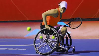 benefit|DSC_1748 Farbe.jpg|Sport wheelchair Top End Pro BB&Tennis black frame woman playing tennis