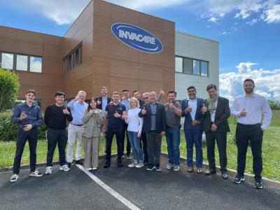 Group of smiling people posing in front of Invacare France
