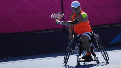 benefit|DSC_1751.JPG|Sport wheelchair Top End Pro BB&Tennis black frame woman playing tennis