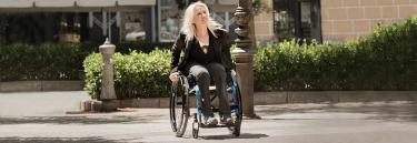 inspirational|COMPACT 2.0 BE03.jpg|Manual wheelchair Küschall Compact black frame woman on the street