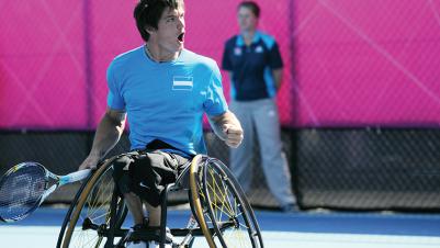 benefit|DSC_1649.jpg|Sport wheelchair Top End T-5 7000 Series Tennis man playing tennis
