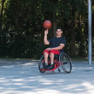 benefit|Pro 2_BE01.jpg|Sport wheelchair Top End Pro 2 man playing basketball