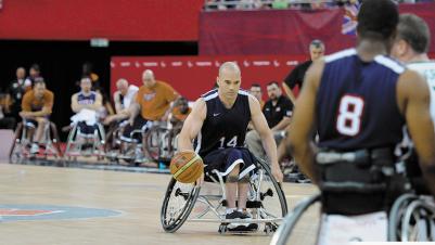 benefit|DSC_2311 farbe.jpg|Sport wheelchair Top End Pro BB&Tennis black frame man playing basketball