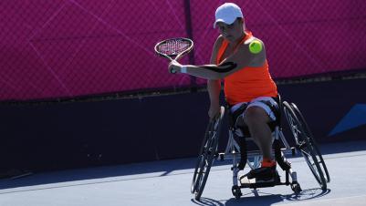 benefit|DSC_1751.JPG|Sport wheelchair Top End Pro BB&Tennis black frame woman playing tennis